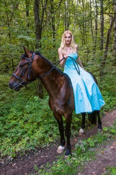 Bella ragazza a cavallo — Foto Stock