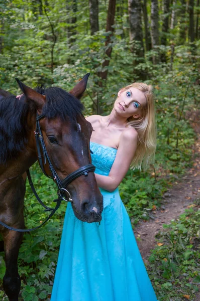 Mooi meisje en een paard — Stockfoto