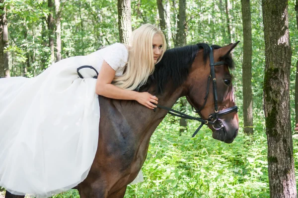 Noiva a cavalo — Fotografia de Stock