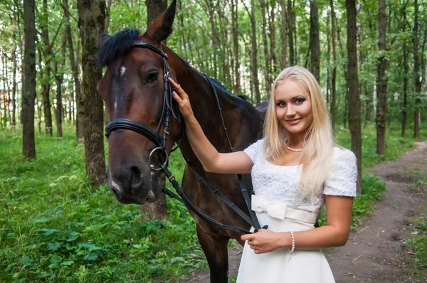 Noiva e cavalo — Fotografia de Stock