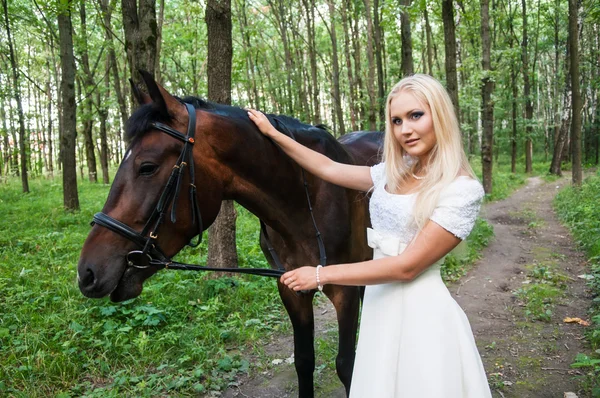 Braut und Pferd — Stockfoto