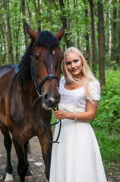 Noiva e cavalo — Fotografia de Stock