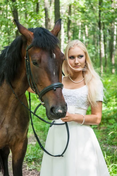 Braut und Pferd — Stockfoto