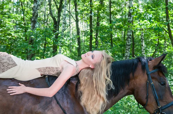 Mooi meisje op een paard — Stockfoto