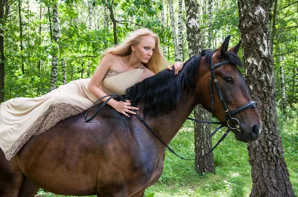 Söt flicka på hästryggen — Stockfoto