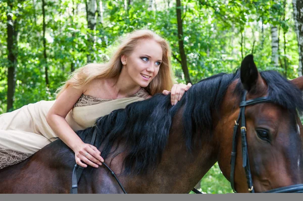 Красивая девушка на лошадях — стоковое фото
