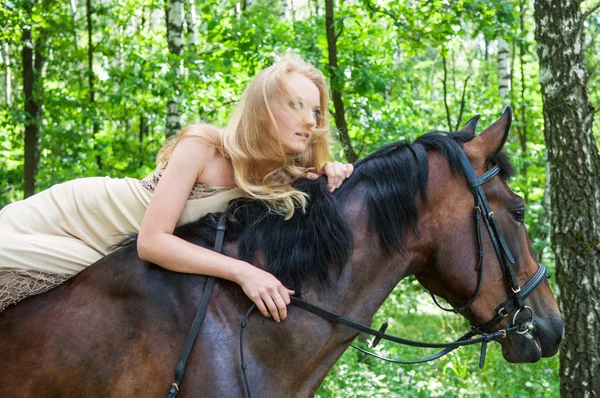 Söt flicka på hästryggen — Stockfoto