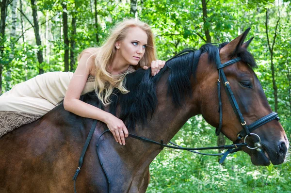 Novia a caballo —  Fotos de Stock