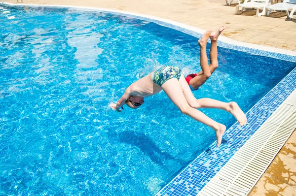 Zwei Jungen springen ins Schwimmbad — Stockfoto