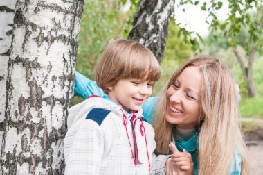 Anne ve oğlu ormanda.