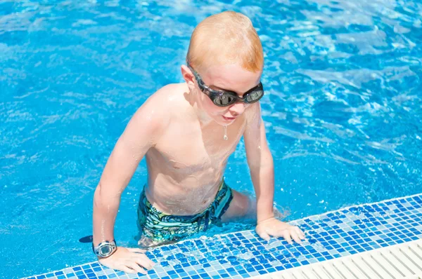 Jonge jongen bij zwembad — Stockfoto