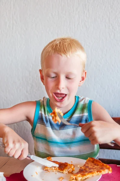 Boy eating pizza — Stock Photo, Image