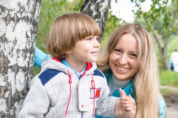 Mãe e filho na floresta — Fotografia de Stock