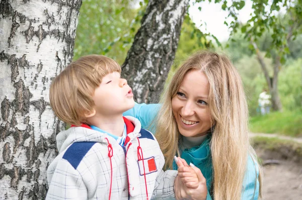 Madre e figlio nella foresta — Foto Stock