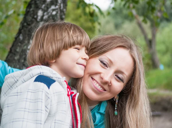 Madre e figlio abbraccio — Foto Stock