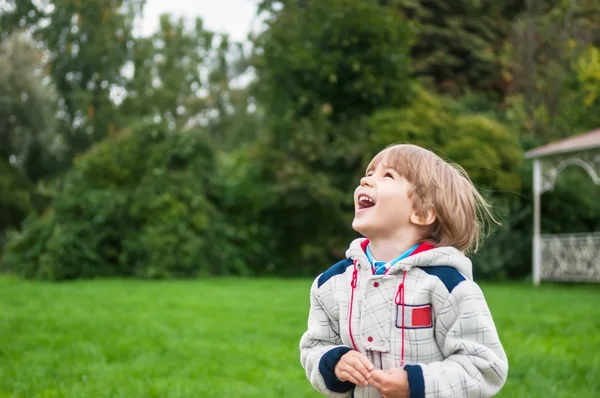 Schattige jongen glimlachen — Stockfoto