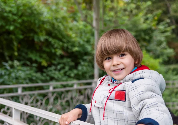 Schattige jongen glimlachen — Stockfoto