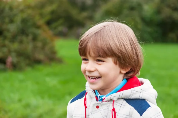 Adorable garçon souriant — Photo