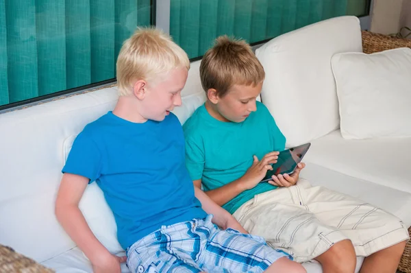 Twee jongens spelen op touchscreen tablet pc — Stockfoto