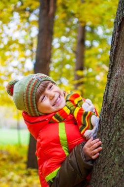sonbahar parkta oynayan mutlu çocuk