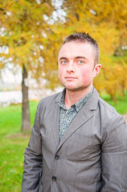 sonbahar Park genç adam portresi