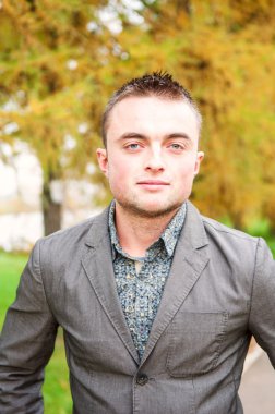 sonbahar Park genç adam portresi