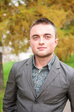 sonbahar Park genç adam portresi