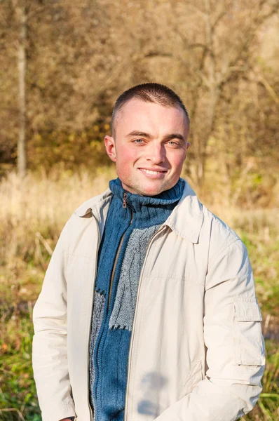 Porträt eines jungen Mannes im Herbstpark — Stockfoto