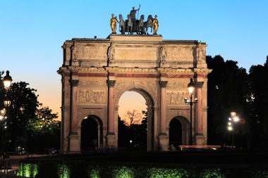 Night view of Arc de Triomphe du Carrousel (1806-1808, designed by Charles Percier and Pierre François Léonard Fontaine, near Louvre, Paris, France