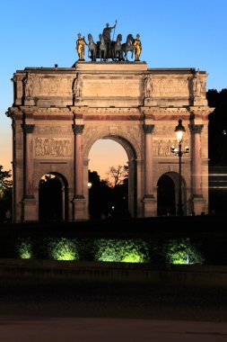 Night view of Arc de Triomphe du Carrousel (1806-1808, designed by Charles Percier and Pierre François Léonard Fontaine, near Louvre, Paris, France