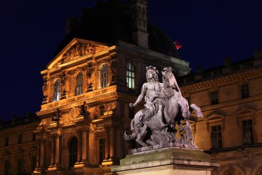 gece görünümü louvre Sarayı ve piramit, paris, Fransa