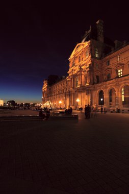 gece görünümü louvre Sarayı ve piramit, paris, Fransa