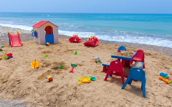 Parque infantil na praia de cyprus — Fotografia de Stock