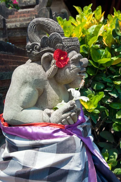 Dämonenstatue im Tempelgarten, Ubud, Bali, Indonesien — Stockfoto