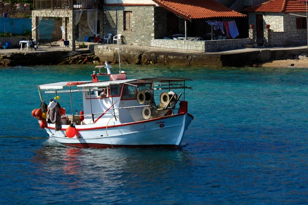 Båt nära ouranopolis athos halvön, mount athos, Halkidiki, Grekland — Stockfoto