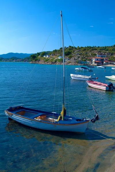 Båtar nära ouranopolis athos halvön, mount athos, Halkidiki, Grekland — Stockfoto