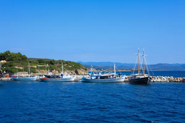 Hajók közelében Ouranopolis, Athos-félszigeten, a Mount Athos Chalkidiki, Görögország — Stock Fotó