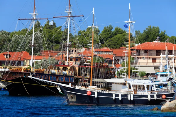 Båtar nära ouranopolis athos halvön, mount athos, Halkidiki, Grekland — Stockfoto