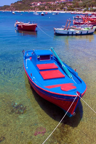 Båtar nära ouranopolis athos halvön, mount athos, Halkidiki, Grekland — Stockfoto