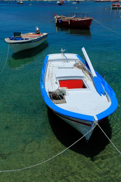 Barche vicino a Ouranopolis, Athos Peninsula, Mount Athos, Chalkidiki, Grecia — Foto Stock
