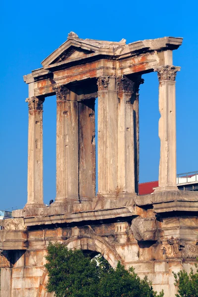 Hadrian´s Arch, in the back Acropolis, Athens, Greece — Stok fotoğraf