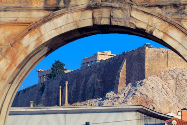 Arco y Acrópolis de Adriano, Atenas, Grecia — Foto de Stock