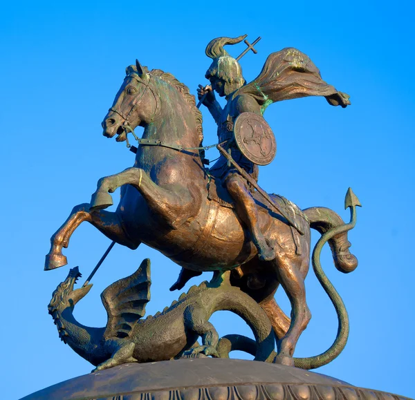 Estatua de San Jorge, patrón de Moscú, plaza Manezh, Moscú, Rusia —  Fotos de Stock