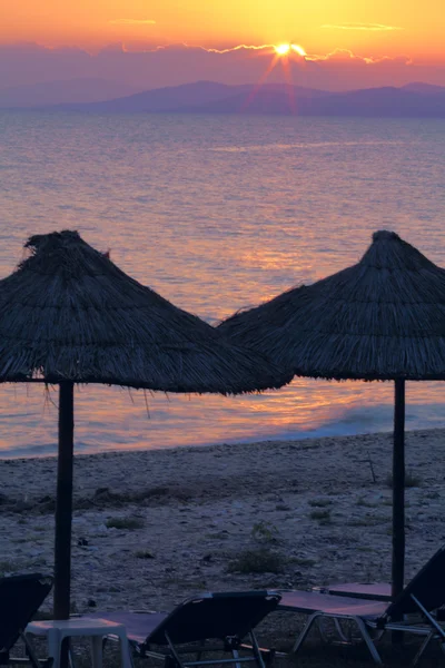 Por do sol com guarda-chuvas — Fotografia de Stock