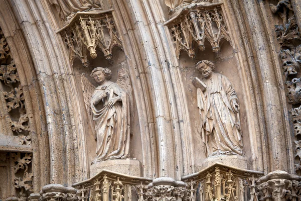 Steinschnitzerei des Eingangs église st-pierre, bordeaux, Frankreich — Stockfoto