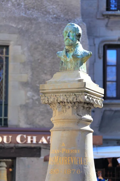 Μνημείο από το δήμαρχος jean-pierre cros-mayrevieille, Καρκασόν, fr昼食時間、カルカソンヌ、フランスの前に典型的なフランスのカフェ — Φωτογραφία Αρχείου