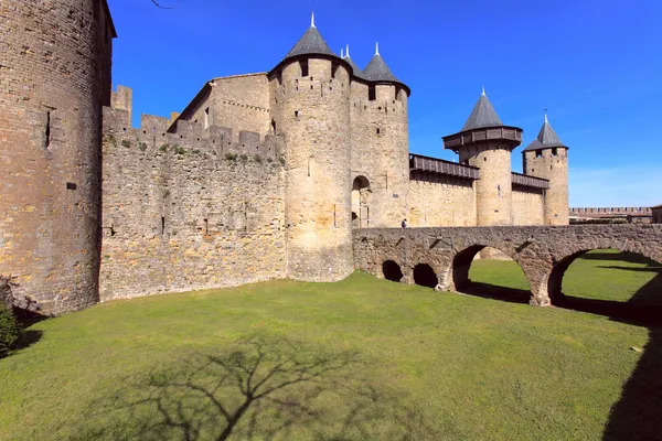 Falak és a tornyok a híres középkori óváros, Carcassonne, Franciaország — Stock Fotó