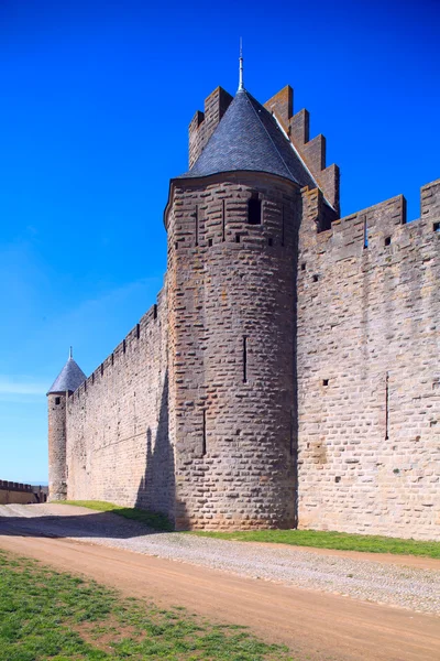 กําแพงและหอคอยของเมืองยุคกลางที่มีชื่อเสียง Carcassonne, ฝรั่งเศส — ภาพถ่ายสต็อก