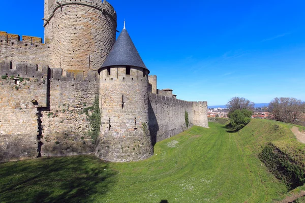 กําแพงและหอคอยของเมืองยุคกลางที่มีชื่อเสียง Carcassonne, ฝรั่งเศส — ภาพถ่ายสต็อก