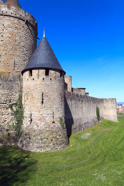 Mury i wieże słynnego średniowiecznego miasta, carcassonne, Francja — Zdjęcie stockowe